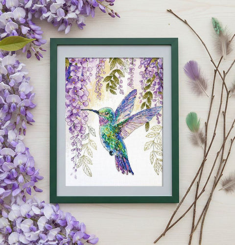 Siuvinėjimo kryželiu rinkinys „Kolibrio skrydis“ ant baltos Aida 14 ct, 25x30 cm, 52 spalvos