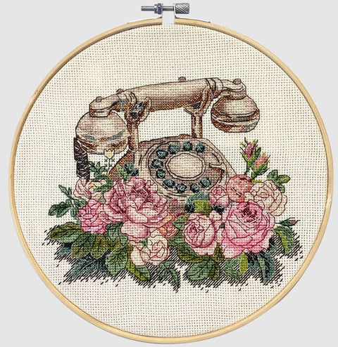 Siuvinėjimo kryželiu rinkinys „Laukiu tavo skambučio“ su retro gėlių motyvu, 20×16 cm