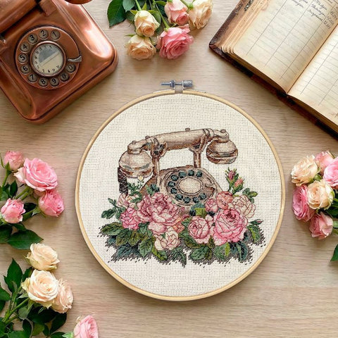 Siuvinėjimo kryželiu rinkinys „Laukiu tavo skambučio“ su retro gėlių motyvu, 20×16 cm