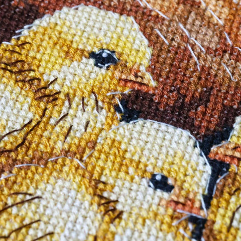 Siuvinėjimo kryželiu rinkinys „Višta kieme“ ant kavos spalvos Aida 14 ct drobės, 23×30 cm dekoratyvinis gyvūnų paveikslas