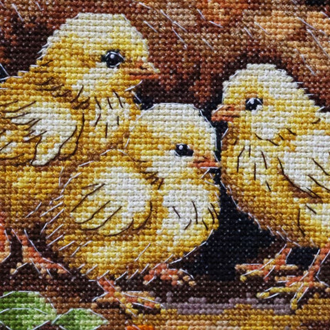 Siuvinėjimo kryželiu rinkinys „Višta kieme“ ant kavos spalvos Aida 14 ct drobės, 23×30 cm dekoratyvinis gyvūnų paveikslas
