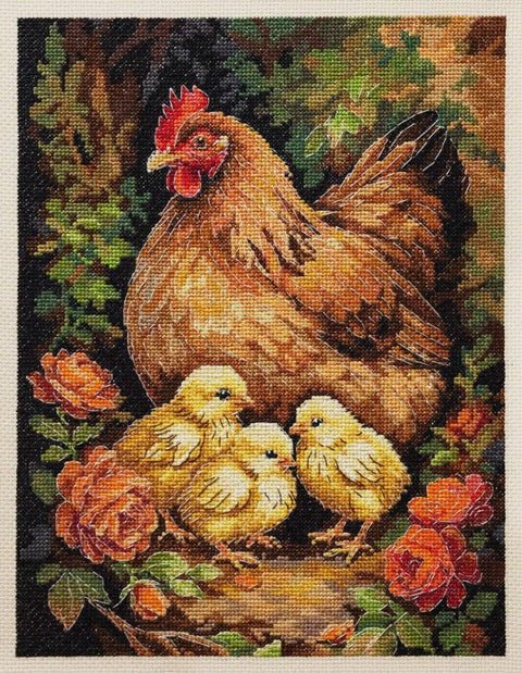 Siuvinėjimo kryželiu rinkinys „Višta kieme“ ant kavos spalvos Aida 14 ct drobės, 23×30 cm dekoratyvinis gyvūnų paveikslas