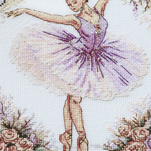 Siuvinėjimo kryželiu rinkinys su karoliukais „Gracijos įsikūnijimas“ 17 x 25 cm