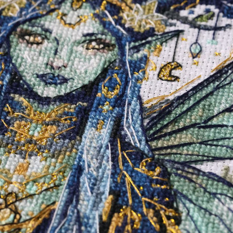 Siuvinėjimo kryželiu rinkinys „Žvaigždėto miško elfas“ paveikslui 18x17 cm