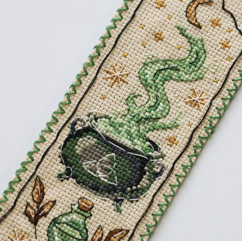 Siuvinėjimo kryželiu rinkinys knygos skirtukui „Trijų galia“ 6,5 x 18 cm