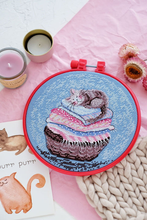 Siuvinėjimo kryželiu rinkinys su lankeliu „Katytė“ – katės miniatiūra Aida 14, 15x15 cm