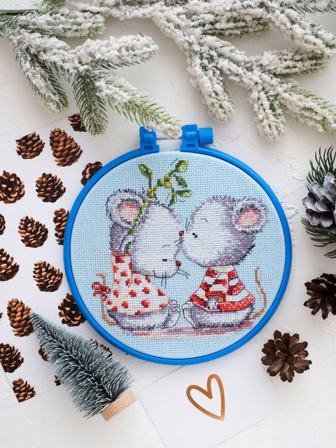 Siuvinėjimo kryželiu komplektas „Įsimylėjusios pelės“ su 15x15 cm rėmeliu