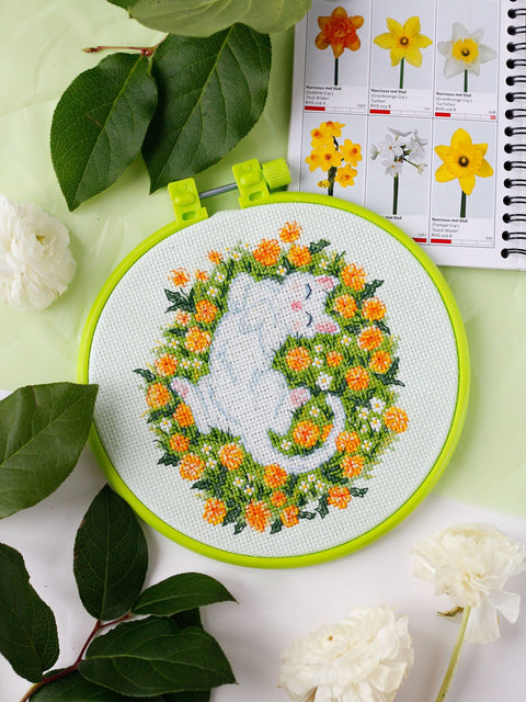 Kryželiu siuvinėjimo rinkinys su lankeliu „Saulėtas švelnumas“ 15x15 cm – mini gyvūnų paveikslėlis