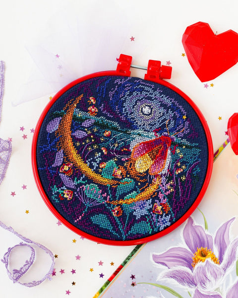 Kryželiu siuvinėjimo rinkinys su lankeliu „Jonvabaliai“ – miniatiūrinis 15x15 cm nakties peizažas