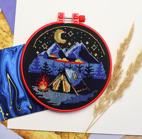 Siuvinėjimo kryželiu rinkinys su lankeliu „Prie laužo“ dekoratyviniam paveikslui 17x17 cm