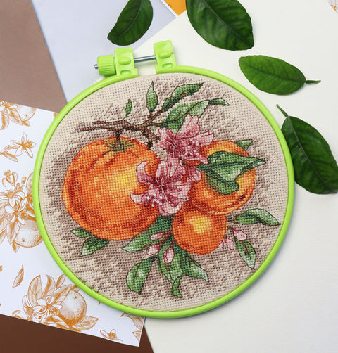 Siuvinėjimo kryželiu rinkinys „Citrusinės natos“ su dekoratyviniu lankeliu 17x17 cm, Abris Art