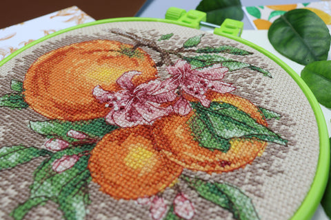 Siuvinėjimo kryželiu rinkinys „Citrusinės natos“ su dekoratyviniu lankeliu 17x17 cm, Abris Art