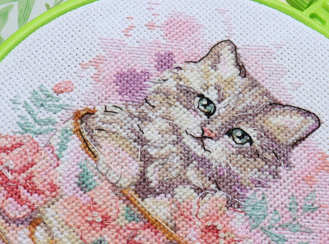 Siuvinėjimo kryželiu komplektas „Arbatos vakarėlis“ su apvaliu 17x17 cm lanku