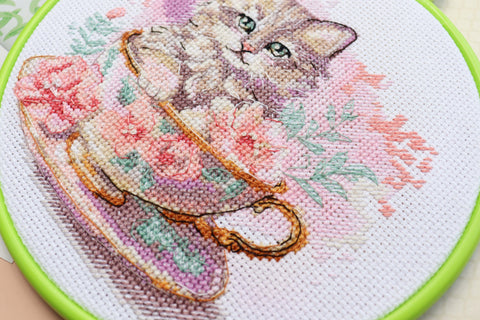 Siuvinėjimo kryželiu komplektas „Arbatos vakarėlis“ su apvaliu 17x17 cm lanku