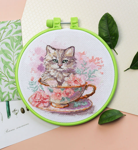 Siuvinėjimo kryželiu komplektas „Arbatos vakarėlis“ su apvaliu 17x17 cm lanku