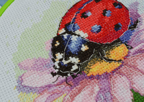 Siuvinėjimo kryželiu rinkinys su lankeliu „Sunny Bedryk“, 17x17 cm dekoratyvinei sienų puošybai