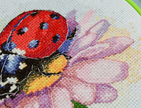 Siuvinėjimo kryželiu rinkinys su lankeliu „Sunny Bedryk“, 17x17 cm dekoratyvinei sienų puošybai