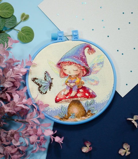 Siuvinėjimo kryželiu rinkinys su lankeliu „Mažoji burtininkė“, 15×15 cm rankdarbių paveikslėlis