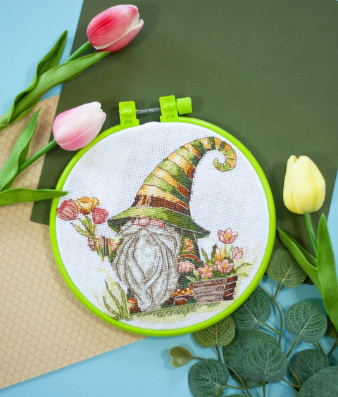 Siuvinėjimo kryželiu komplektas su rėmeliu „Floristė“, 15x15 cm dekoratyvinis paveikslas