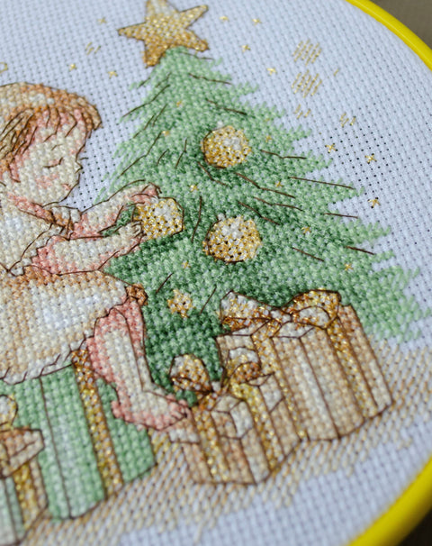 Siuvinėjimo kryželiu rinkinys „Kalėdų angeliukas“ su 15x15 cm lanku