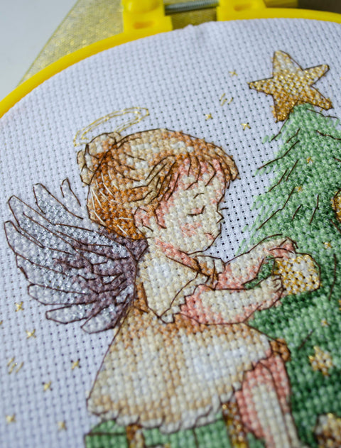 Siuvinėjimo kryželiu rinkinys „Kalėdų angeliukas“ su 15x15 cm lanku