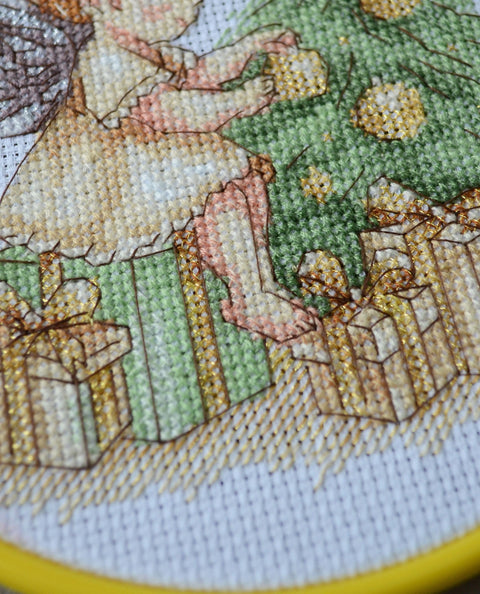 Siuvinėjimo kryželiu rinkinys „Kalėdų angeliukas“ su 15x15 cm lanku
