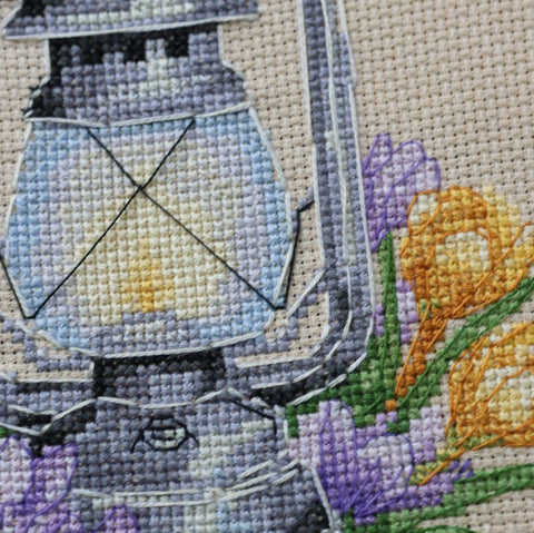 Kryželiu siuvinėjimo rinkinys „Pavasarinis krokas“ su lankeliu, 15 × 15 cm