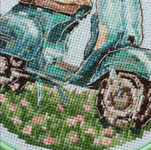 Siuvinėjimo rinkinys kryželiu „Pasivažinėjimas mopedu“ ant mėlynos Aida drobės, 15x15 cm