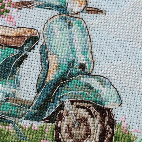 Siuvinėjimo rinkinys kryželiu „Pasivažinėjimas mopedu“ ant mėlynos Aida drobės, 15x15 cm
