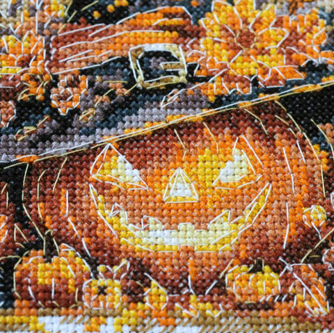 Siuvinėjimo kryželiu rinkinys „Rudens paslaptis“ su lankeliu 15 x 15 cm