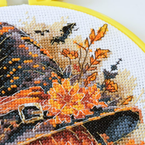 Siuvinėjimo kryželiu rinkinys „Rudens paslaptis“ su lankeliu 15 x 15 cm