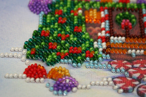 Mini karoliukų siuvinėjimo rinkinys „Meduolinis namelis“ 15×15 cm