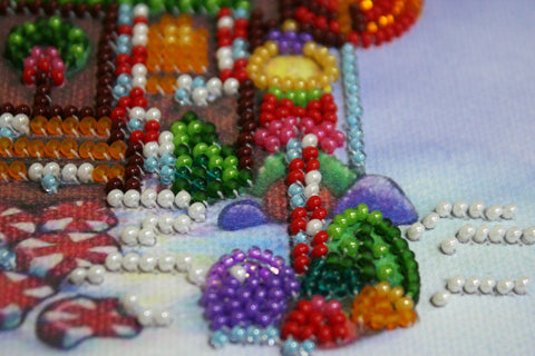 Mini karoliukų siuvinėjimo rinkinys „Meduolinis namelis“ 15×15 cm