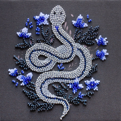 Mini sidabrinės gyvatės karoliukų siuvinėjimo komplektas 15x15 cm