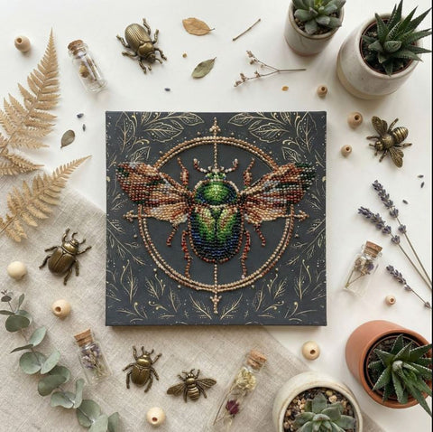 Mini karoliukų siuvinėjimo rinkinys „Gamtos alchemija“ su gyvūnų motyvais, 15x15 cm drobė