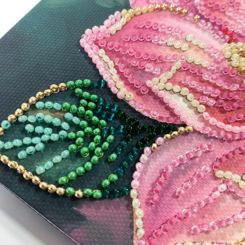 Mini karoliukų siuvinėjimo rinkinys „Petal Kiss“ su gėlių motyvu, 15×15 cm
