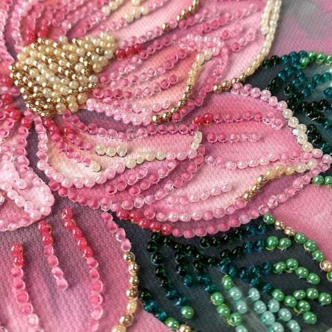 Mini karoliukų siuvinėjimo rinkinys „Petal Kiss“ su gėlių motyvu, 15×15 cm