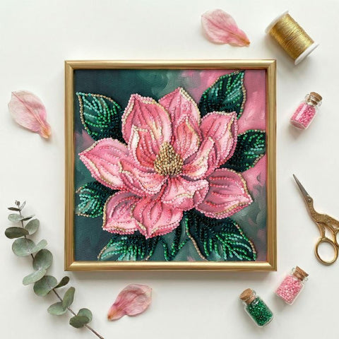 Mini karoliukų siuvinėjimo rinkinys „Petal Kiss“ su gėlių motyvu, 15×15 cm