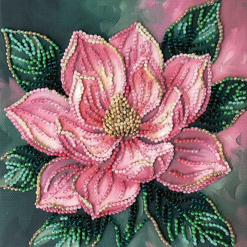 Mini karoliukų siuvinėjimo rinkinys „Petal Kiss“ su gėlių motyvu, 15×15 cm