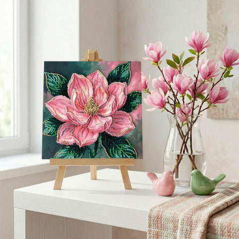 Mini karoliukų siuvinėjimo rinkinys „Petal Kiss“ su gėlių motyvu, 15×15 cm
