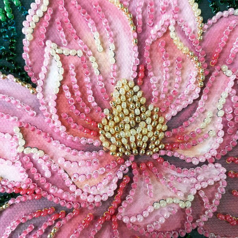 Mini karoliukų siuvinėjimo rinkinys „Petal Kiss“ su gėlių motyvu, 15×15 cm