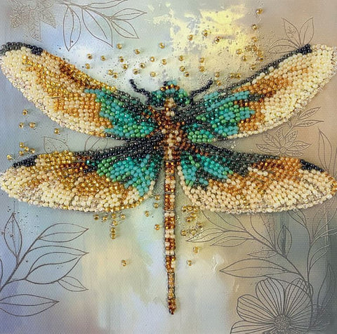 Karoliukų siuvinėjimo rinkinys „Smaragdiniai sparnai“ su gyvūnų motyvu, 15x15 cm