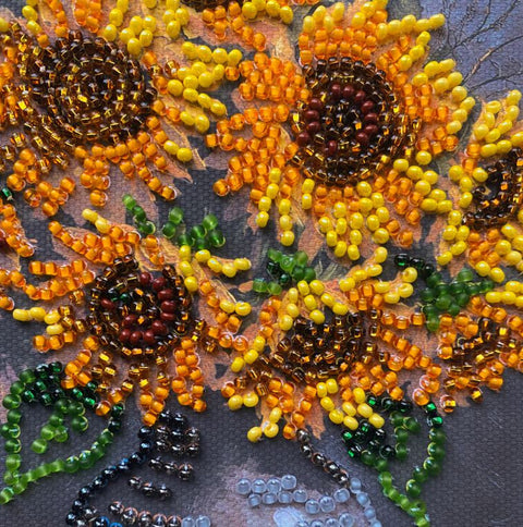 Mini karoliukų siuvinėjimo rinkinys „Jaukios saulėgrąžos“ natiurmortas, 15×15 cm drobė