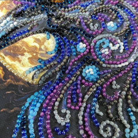 Mini karoliukų siuvinėjimo rinkinys „Gintarinis žvilgsnis“ – gyvūno motyvo paveikslas 15x15 cm