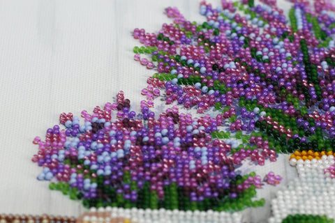 Karoliukų siuvinėjimo rinkinys „Levandų aromatas“ – natiurmorto paveikslas 20x20 cm