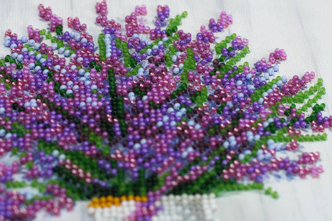 Karoliukų siuvinėjimo rinkinys „Levandų aromatas“ – natiurmorto paveikslas 20x20 cm