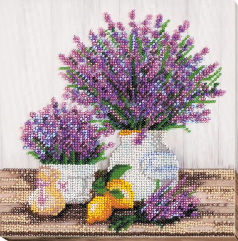 Karoliukų siuvinėjimo rinkinys „Levandų aromatas“ – natiurmorto paveikslas 20x20 cm