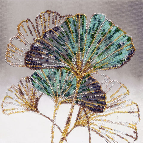 Vidutinio dydžio siuvinėjimo karoliukais rinkinys „Smargdiniai lapai“ 20x20 cm