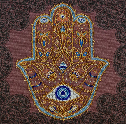 Dekoratyvinis karoliukų siuvinėjimo rinkinys Abris Art „Auksinė Hamsa“, 20 x 20 cm