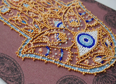 Dekoratyvinis karoliukų siuvinėjimo rinkinys Abris Art „Auksinė Hamsa“, 20 x 20 cm